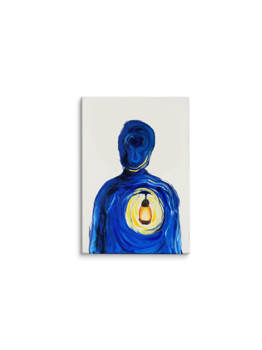 Silhueta azul com um lampião aceso no peito – pintura original Luz Guia, inspirada na música Arde Outra Vez de Thalles Roberto