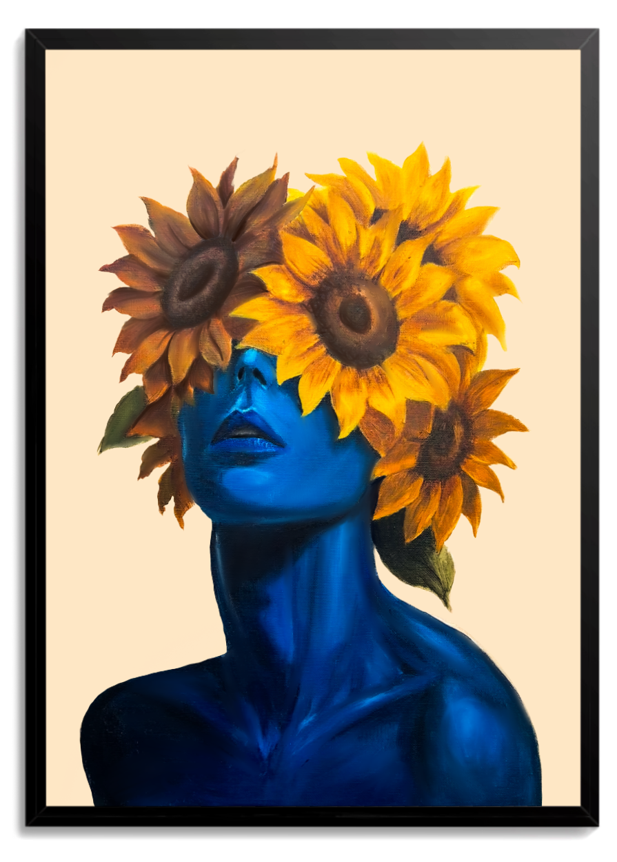Mulher com rosto e pescoço azuis cobertos por girassóis, fundo bege – quadro decorativo Sol, inspirado na música Girassóis de Van Gogh de Baco Exu do Blues
